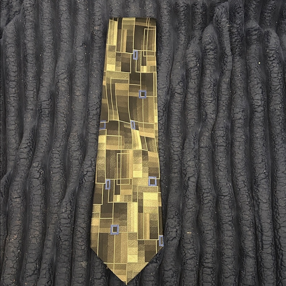 Elegant Geometric Gold and Black Tie